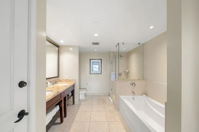 1 Bedroom, King Bed, 2 Sofa, Den, OUTRIGGER Honua Kai Resort & Spa 9/10