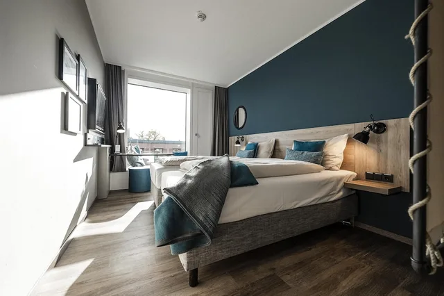 غرفة قياسية بسريرين منفصلين في طابق مرتفع، HARBR. hotel Konstanz 3/8
