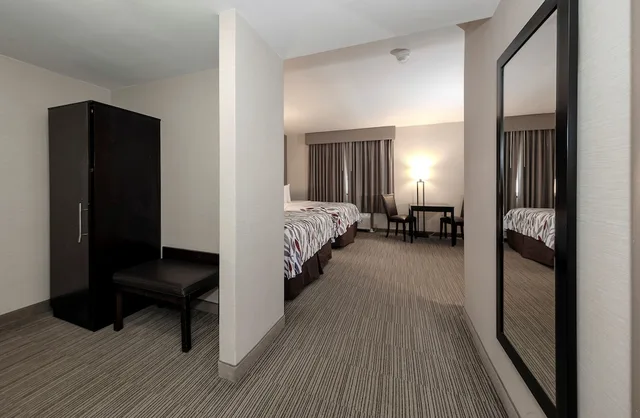 غرفة ديلوكس بسريرين كوين بإطلالة على البحيرة، Red Roof Inn & Suites Newburgh - Stewart Airport/ West Point 5/8