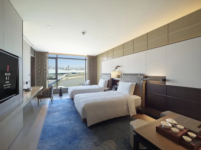 غرفة قياسية بسريرين منفصلين بإطلالة على النهر، Hualuxe Hotels And Resorts Nanjing Yangtze River 1/6