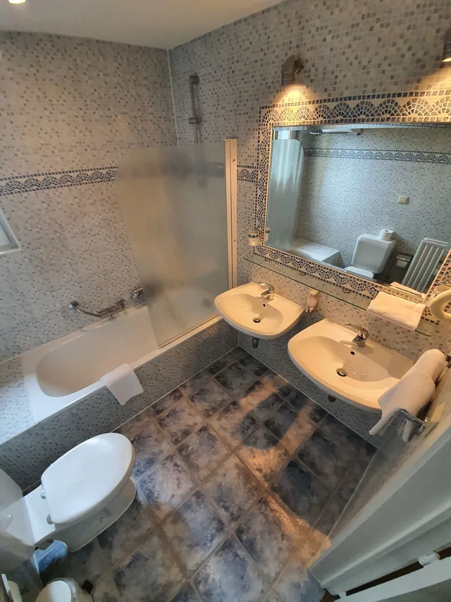 Deluxe, Family, 1 Queen and 1 Single Bed, Sofa, Hotel Midi-Zuid 2/4
