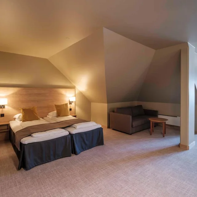 جناح جونيور، Voringfoss Hotel 1/1