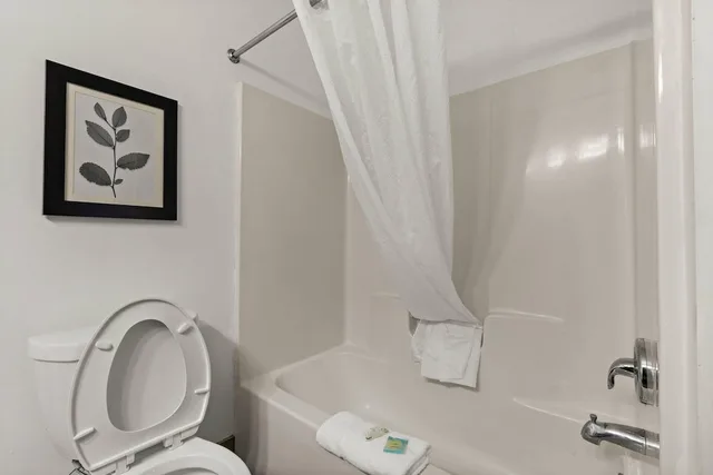 غرفة بسريرين كوين، Country Inn and Suites By Radisson Hinesville GA 6/6