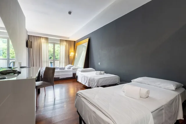 غرفة رباعية بسريرين منفصلين، Aston Hotel 1/4