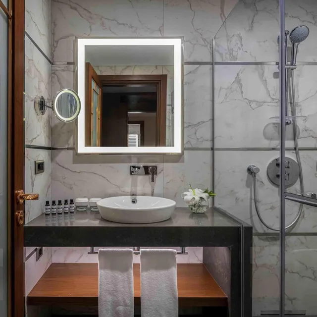 غرفة سوبيريور بسرير كينج وسرير كوين، Movenpick Hotel Istanbul Asia Airport 6/8