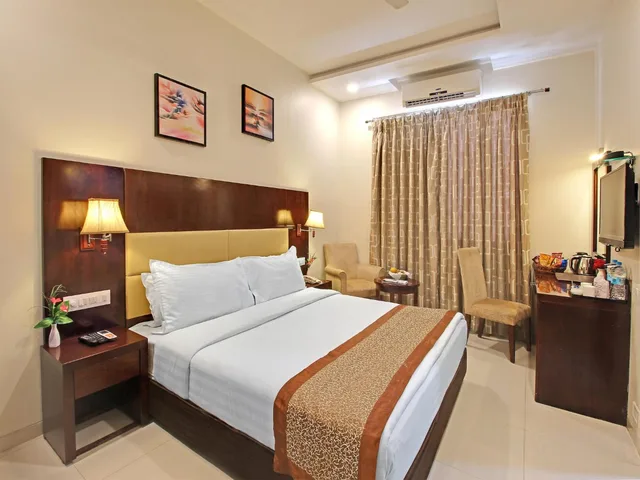 Super, Deluxe, Hotel Sai Jashan 2/3