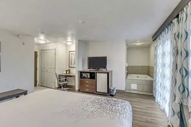 غرفة بسرير كينج لذوي الإعاقة، La Quinta Inn & Suites by Wyndham North Orem 3/4
