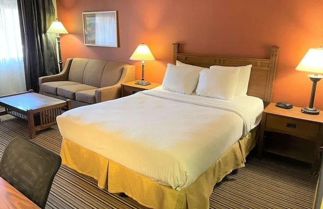 غرفة قياسية مفردة بسرير كوين مع أريكة، Crossroads Hotel & Event Center 5/10