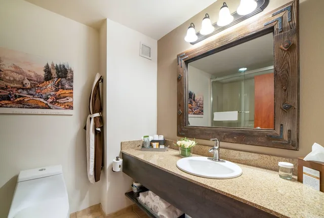 جناح بسريرين كوين مع أريكة لذوي الإعاقة، Gold Miners Inn Grass Valley, Ascend Hotel Collection 7/10