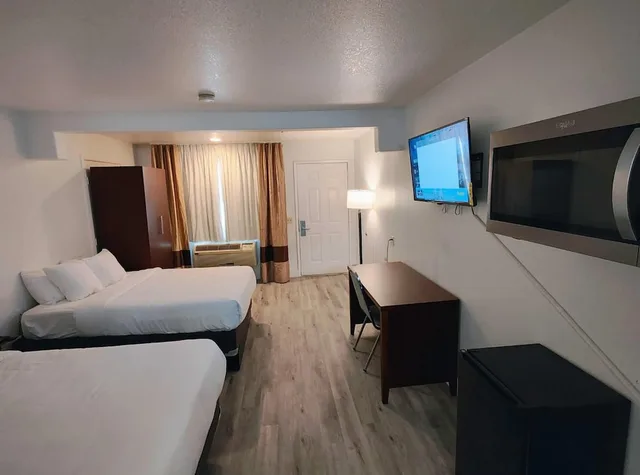 Standard, 2 Queen Beds, Rancho Cordova Inn 2/4