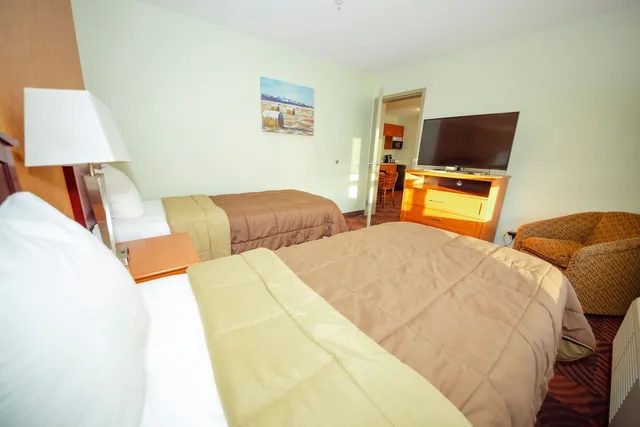 جناح عائلي بسرير كينج وسرير بطابقين، Service Plus Inns and Suites Calgary 2/4