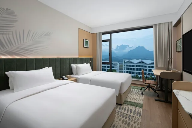 غرفة بسريرين منفصلين بإطلالة على الجبل، Hilton Garden Inn Zhangjiajie Tianmen Mountain 1/2