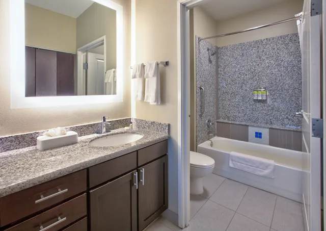 جناح بسرير كينج وسريرين كوين بغرفتي نوم بمطبخ، Staybridge Suites Plano - Richardson Area 8/8