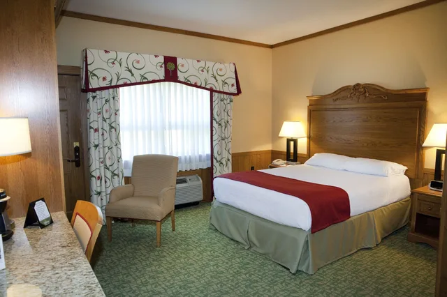 غرفة ديلوكس بسرير كوين، Oglebay Resort Conference Center 3/8