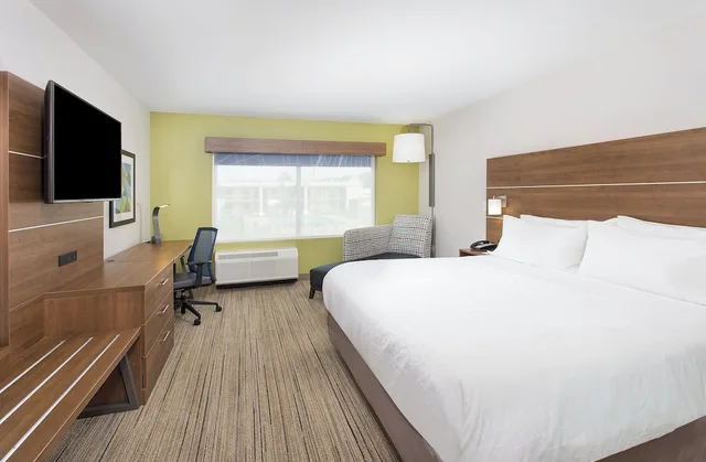 غرفة قياسية بسرير كينج لذوي الإعاقة، Holiday Inn Express Williamsburg 1/4