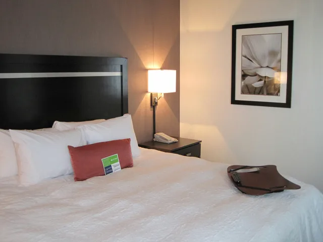 غرفة بسرير كينج، Hampton Inn by Hilton Fort Saskatchewan 1/4