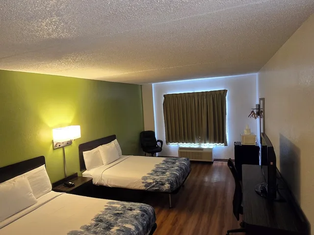 Deluxe, 2 Double Beds, Willow Lodge Willoughby Cleveland 1/1