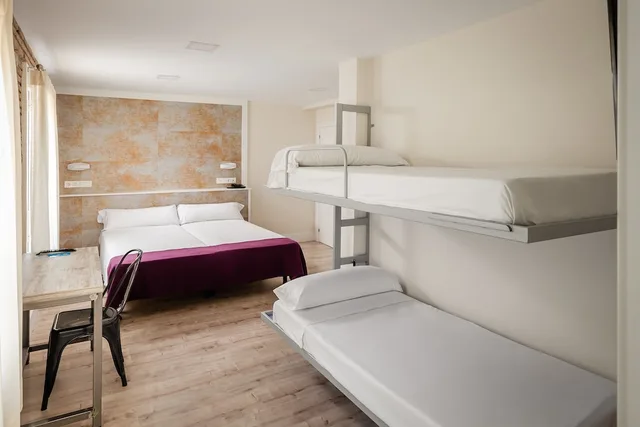 غرفة رباعية بسريرين منفصلين وسرير بطابقين، YIT Casablanca 4/4