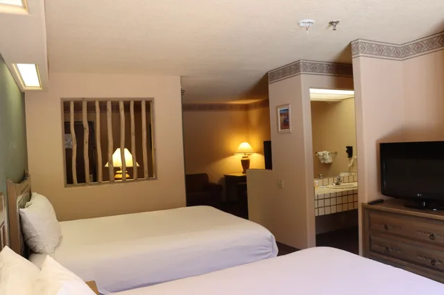 استوديو بسرير كوين يُسمح فيها بالحيوانات الأليفة لذوي الإعاقة، Sagebrush Inn Suites 1/5