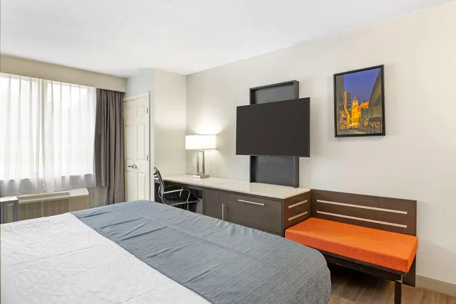 غرفة تنفيذية بسرير كينج مع أريكة، Best Western Premier Richmond City Gateway 3/4