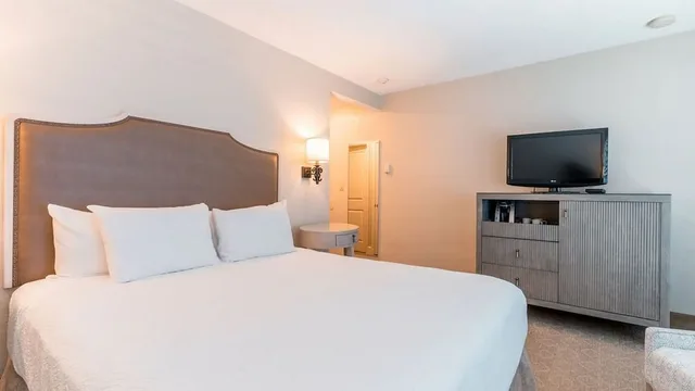غرفة قياسية بسرير كينج، The Normandy Inn 2/9