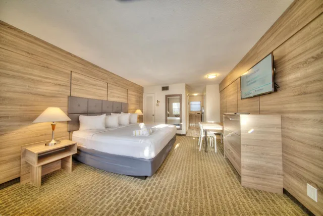 Deluxe, Studio, King Bed, Club Lux Resort By the Beach 5/10