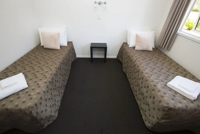 2 Bedrooms, Chalet, Double and Twin Beds, Courtyard Area، Franz Alpine Retreat 3/4