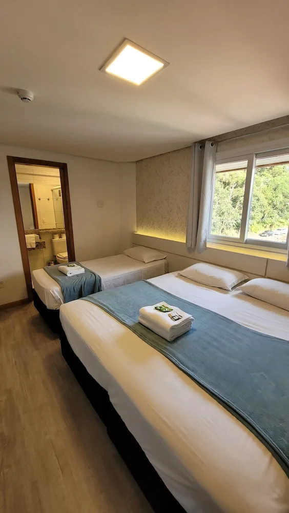 Deluxe, Triple, 2 King Beds, Single Bed, Hotel Golden Hills 1/2