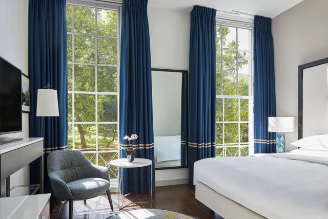 Grosvenor, Guest Room, Superior, King Bed, Square View، Marriott London Hotel Grosvenor Square 3/7