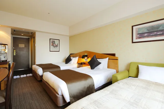 غرفة ثلاثية بسريرين منفصلين مع أريكة للمدخنين، Hotel Resol Gifu 2/4