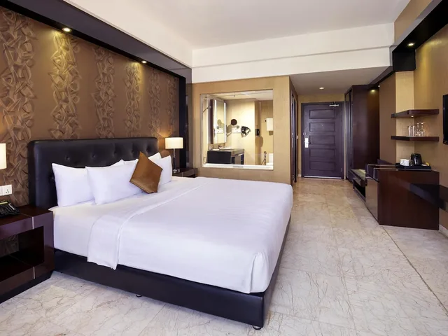 Deluxe, King Bed, Grand Mercure Solo Baru 3/4