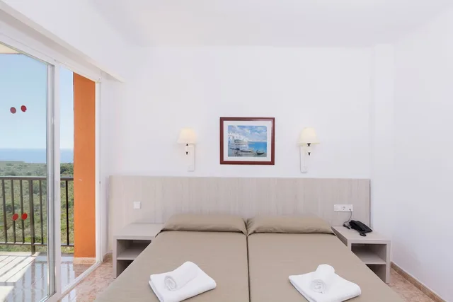 غرفة بسريرين منفصلين بإطلالة على البحر بشرفة، HSM Canarios Park Hotel 2/2