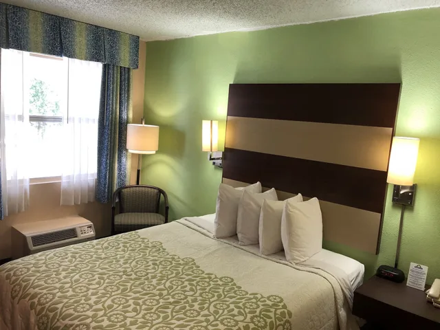 غرفة بسرير كوين بحوض استحمام لذوي الإعاقة، Days Inn by Wyndham Bradenton I-75 4/10