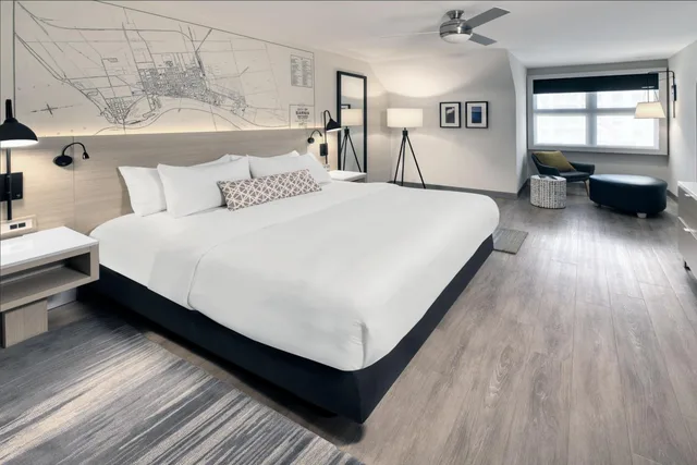جناح تنفيذي بسرير كينج، The Insignia Hotel, Sarnia, a Tribute Portfolio Hotel 2/9