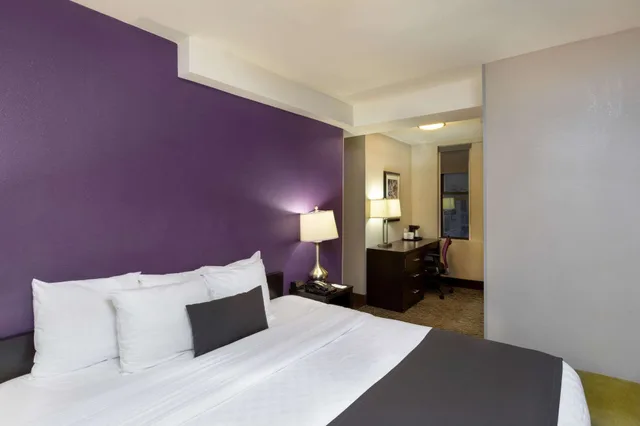 غرفة بسرير كوين، La Quinta Inn & Suites by Wyndham New York City Central Park 3/4