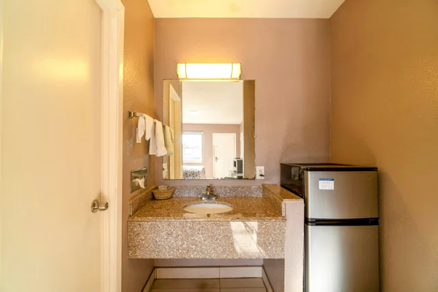 غرفة بسرير كينج للمدخنين، Woodfield Inn & Suites Hotel O, Yoakum TX 111 6/6