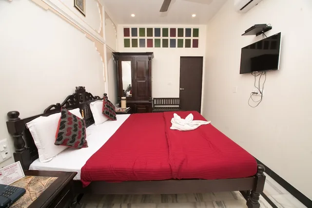 Superior, Double Bed, Kalyan 3/10