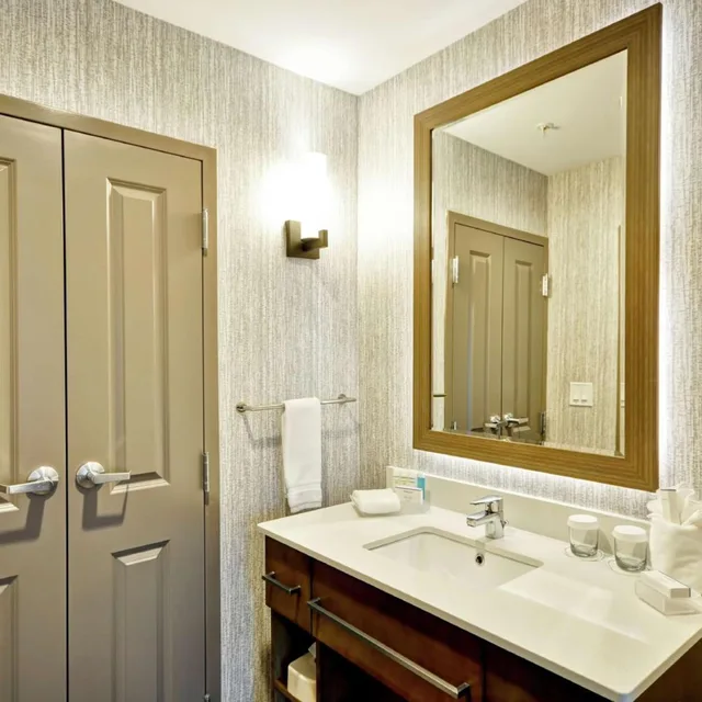 جناح بسريرين كوين بغرفة نوم واحدة مع أريكة، Homewood Suites By Hilton Cincinnati West Chester 3/6