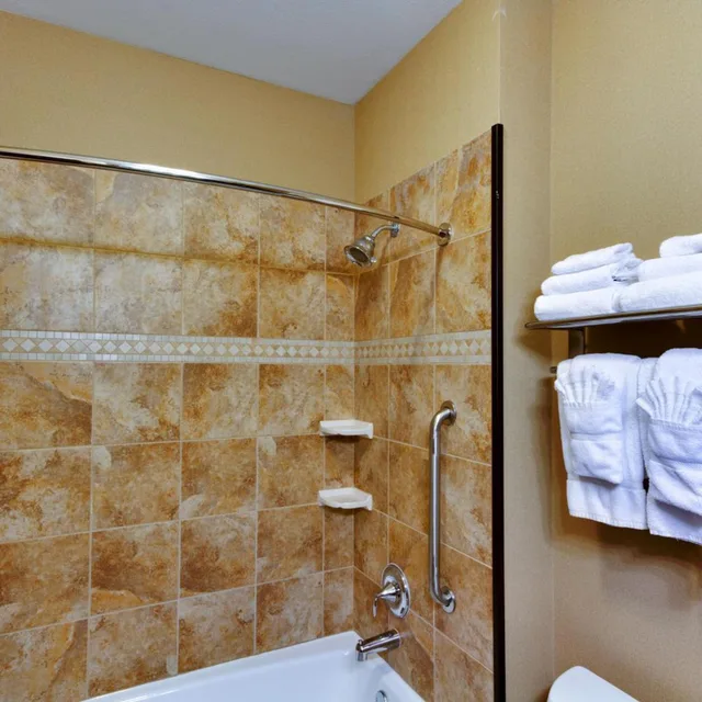 غرفة بسرير كينج بجاكوزي، Comfort Inn and Suites Fort Worth Fossil Creek 3/7