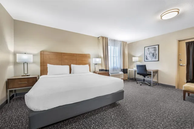 جناح كبير بسرير كينج بحوض استحمام لذوي الإعاقة، Best Western Plus Surprise-Phoenix NW 1/2