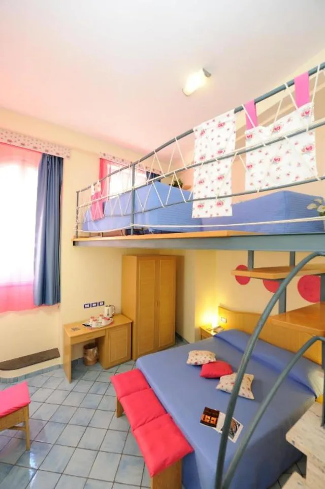 غرفة عائلية بسرير مزدوج وسريرين منفصلين، Sharon House 7/10