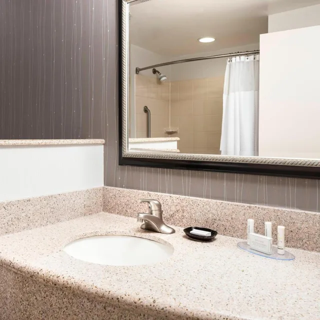 Room, King Bed, Shared Patio, Sofa، Courtyard By Marriott Columbia Missouri 2/3