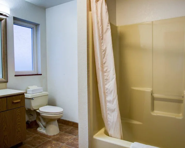 غرفة قياسية بسريرين كوين، Quality Inn Florence, OR 3/3
