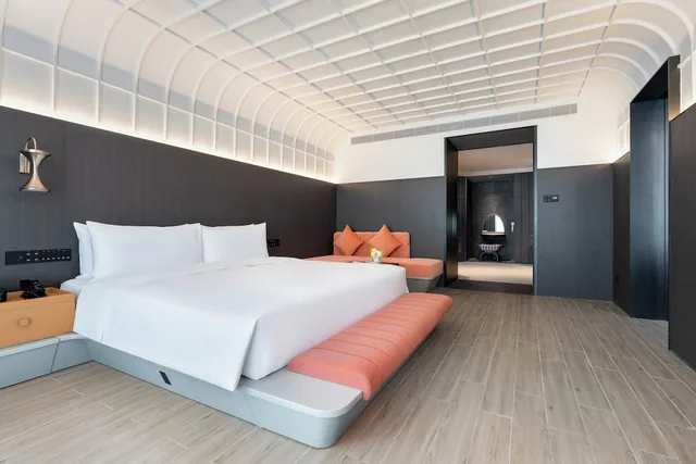 غرفة قياسية بسرير كينج بإطلالة على البحر، Tiancheng Blemont Hotel Sanya, Vignette Collection by IHG 2/3