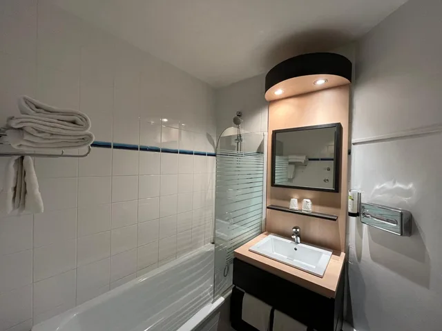 Room, Quadruple, Kyriad Grenoble Nord Le Fontanil 4/4