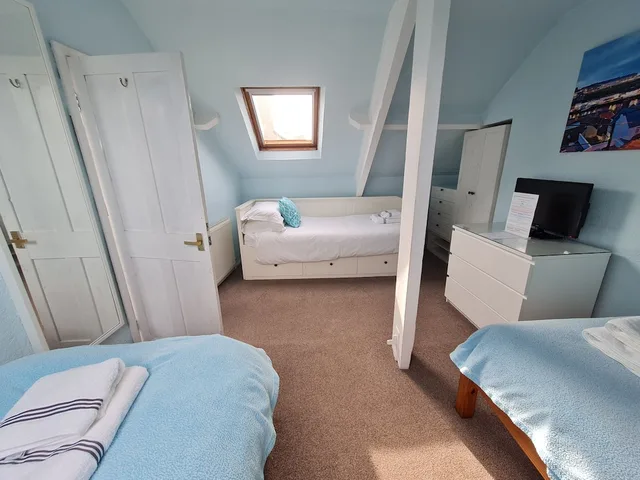 Family Suite, 1 Double and 3 Single Beds، Kimberley House 2/4
