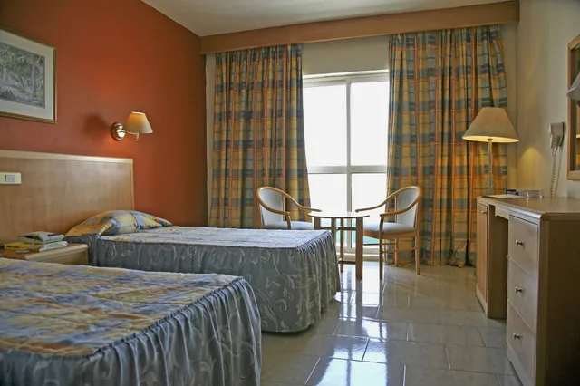 غرفة قياسية بسريرين منفصلين بإطلالة على البحر، Qawra Palace Resort & Spa 3/7