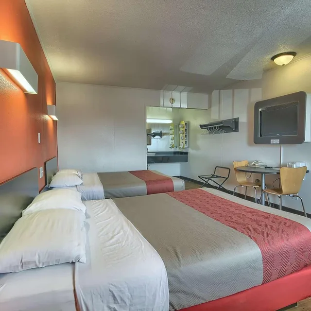 غرفة بسريرين كوين للمدخنين لذوي الإعاقة، Motel6 Lima, OH 2/7