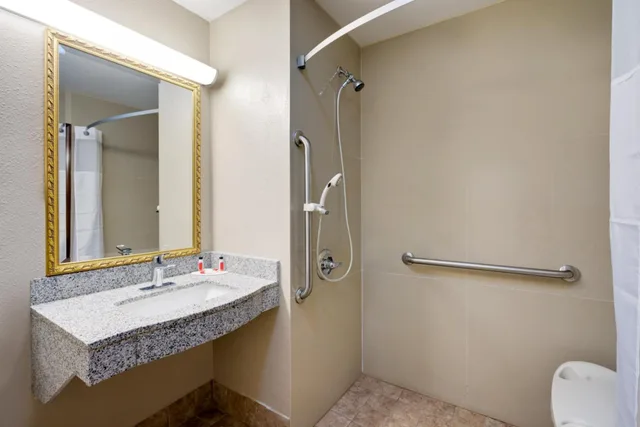 غرفة بسرير كينج لذوي الإعاقة، Super 8 by Wyndham Lexington/Hamburg Area 3/4