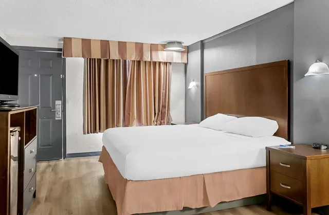 غرفة بسرير كينج، Rodeway Inn & Suites Saginaw I-675 1/1